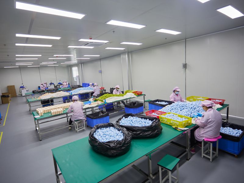 Large gamme d'éponges à maquillage vibrantes et hypoallergéniques produites dans une installation certifiée GMP.