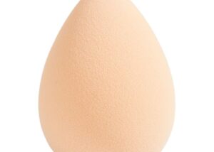 Éponge à maquillage en forme de goutte d'eau nude clair (teint rosé) se fondant parfaitement sur les peaux claires. Sans latex, cruelty-free, et respectueuse de l’environnement. Fournisseur de confiance pour les startups de beauté et les marques établies.