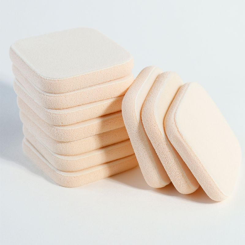 poudrier compact à double couche avec dessus doux et base ferme en beige. Assure une prise et une libération de la poudre cohérentes — évolutif à partir de 5 000 pièces avec des matériaux conformes à la FDA