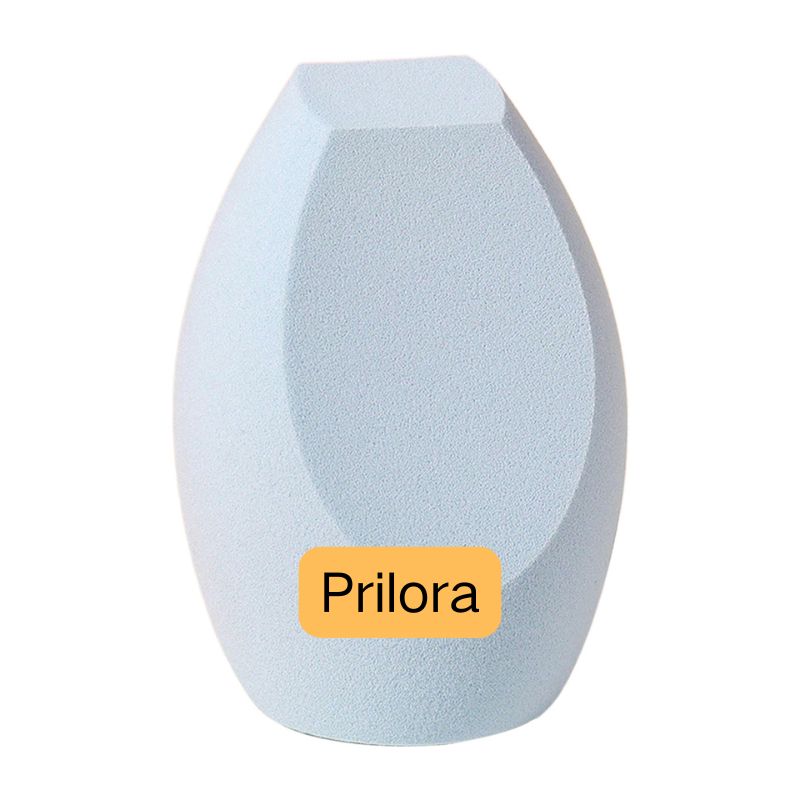 Beauty blender bleu ciel apaisant, en forme de paume, à coupe angulaire, glisse en douceur sur la peau pour une finition aérienne. Hypoallergénique et testé dermatologiquement. Disponible en gros auprès d'un fournisseur fiable.