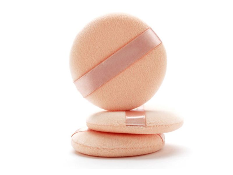 Poudrier compact en velours de qualité supérieure offrant une prise de poudre lisse et une finition maquillage uniforme. Idéal pour les marques de cosmétiques, les fabricants de maquillage et les solutions d'emballage beauté sur mesure.